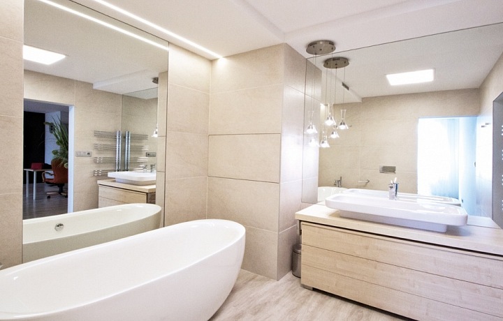 Luxusní koupelna s prostornou vanou