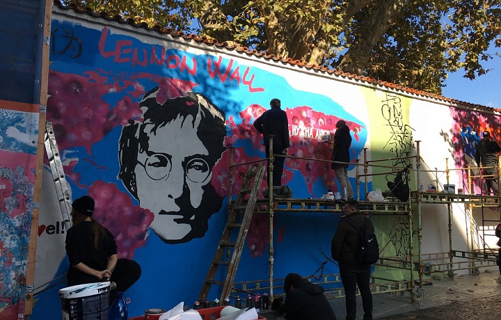 John Lennon je zpět na své zdi. 