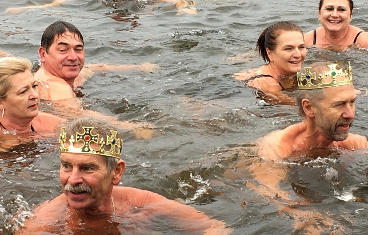 Králové na Tři krále ve Vltavě. 