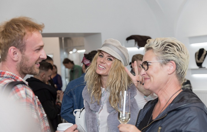 Nikol Moravcová with her mother and friend