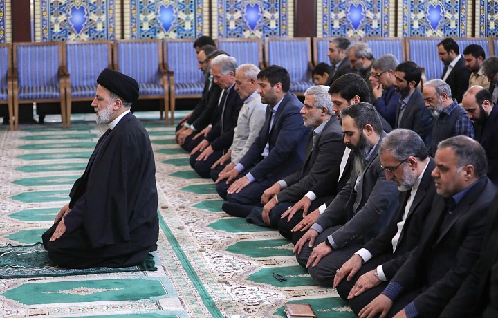 Ebrahim Raisi during prayer.