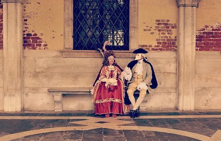 Pánský kostým Baúta s hranatou bílou maskou