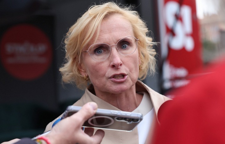 The leader of the Czech communists defends and apologizes for Russia in her comments