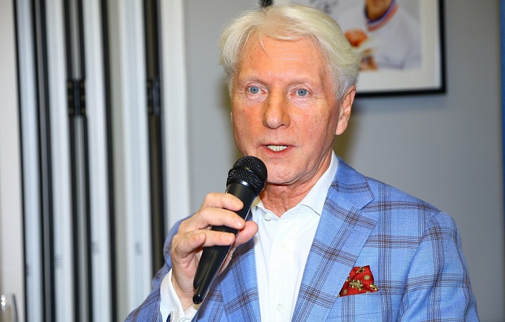 Ladislav Špaček na křtu své poslední knihy Etiketa stolování.