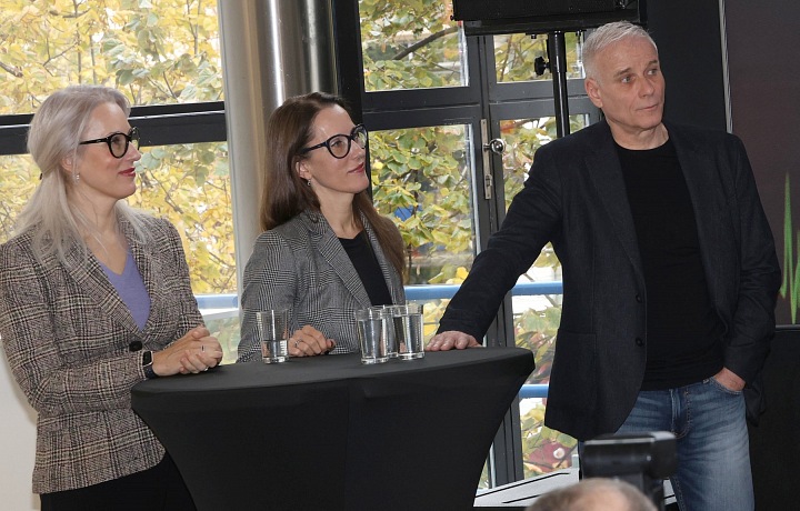 Lukáš Vaculík and the Bártů sisters present the series Night Operator.