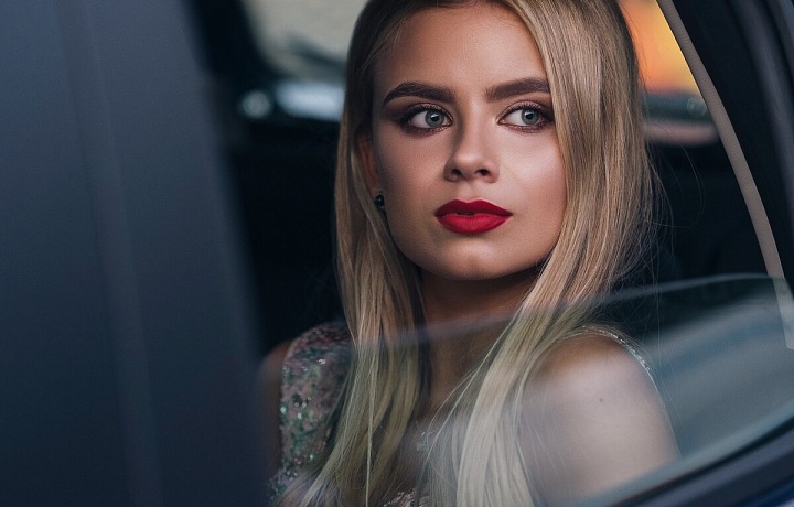 Žena v luxusním voze