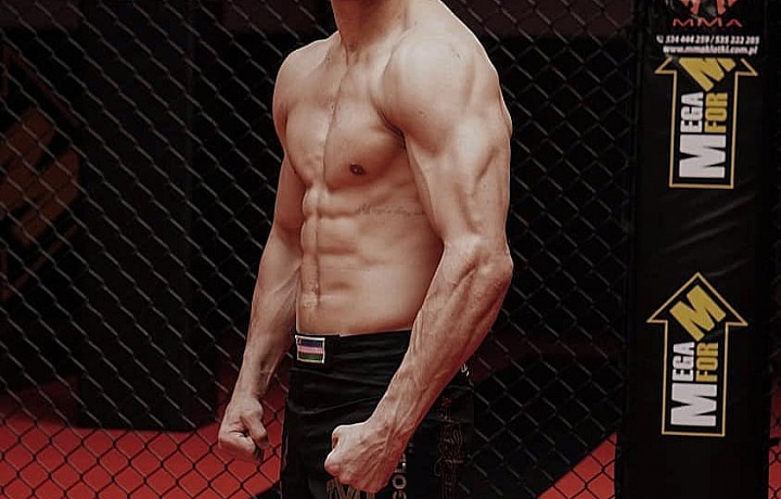 Mach je bojovník MMA.