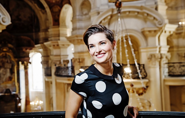 Farářka Martina Viktorie Kopecká v kostele 