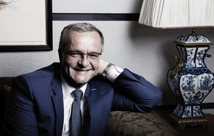 Miroslav Kalusek se směje.