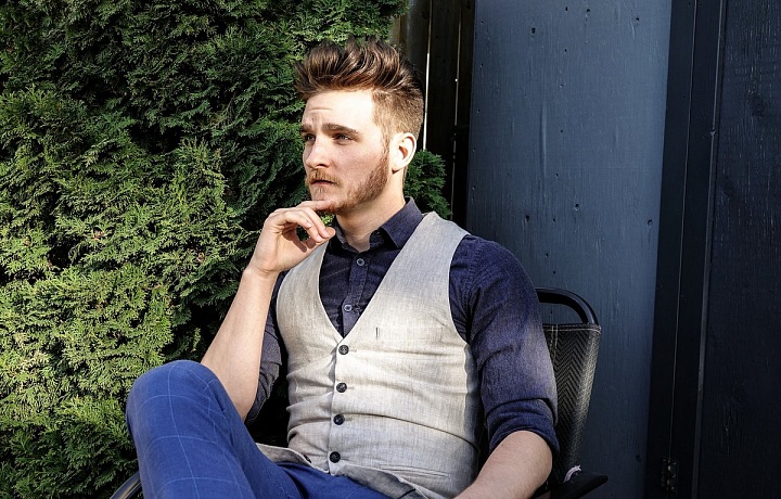 Muž sedící ve vestě