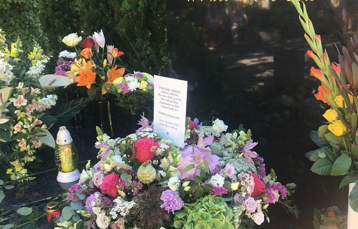 Hrobu dominuje dopis od rodiny.