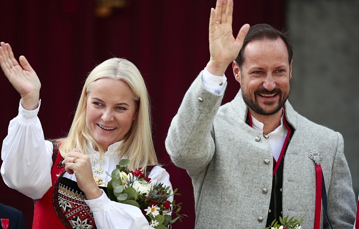Norská princezna s manželem zdraví veřejnost