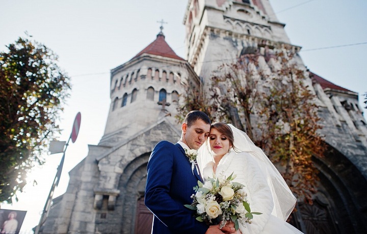 Novomanželé před kostelem.