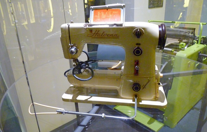Sewing machine Halvena