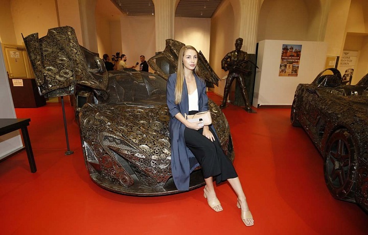 Pavlína Jágrová vyrazila bez partnera na výstavu.