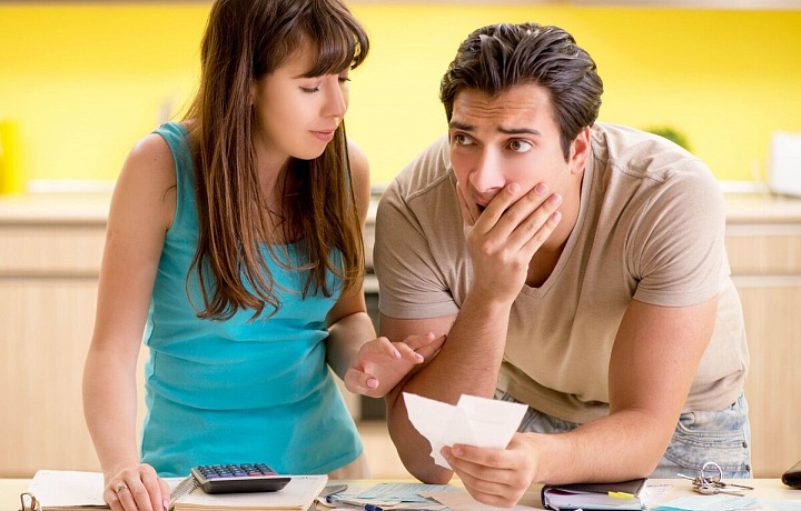 Mladý pár šokovaný účtenkami.