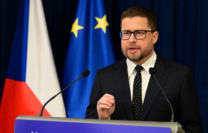 Six more members of the banking council voted with the governor to keep the rate unchanged