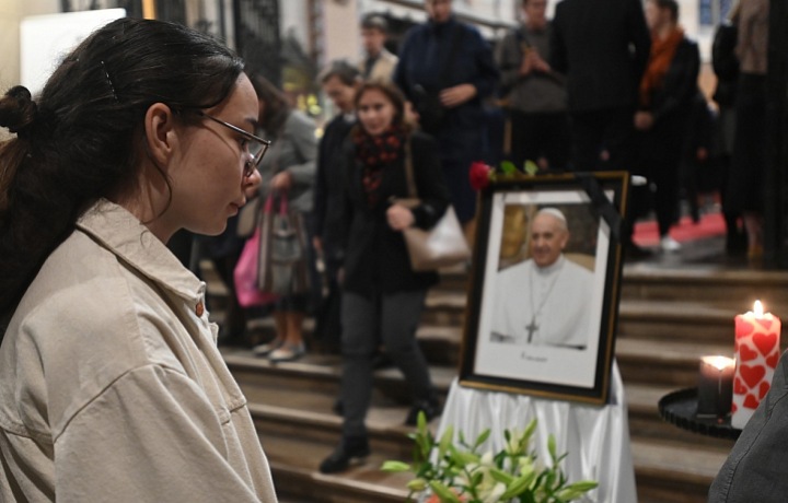 People are saying goodbye to Pope Francis in St. Vitus Cathedral on Prague Castle