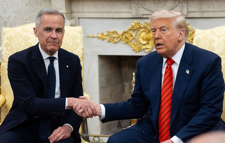 Both statesmen spoke to the diplomats in front of the journalists