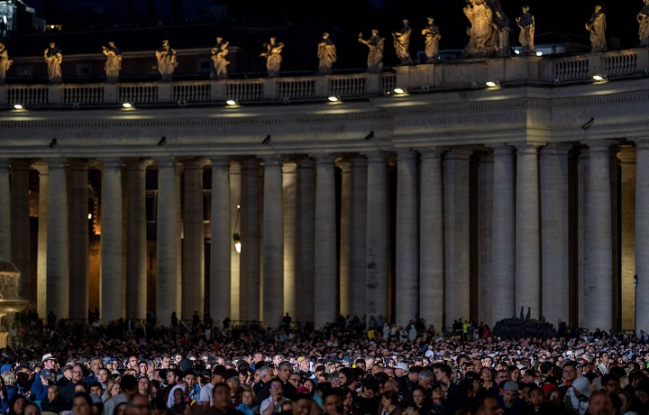 Crowds of believers are waiting for the decision