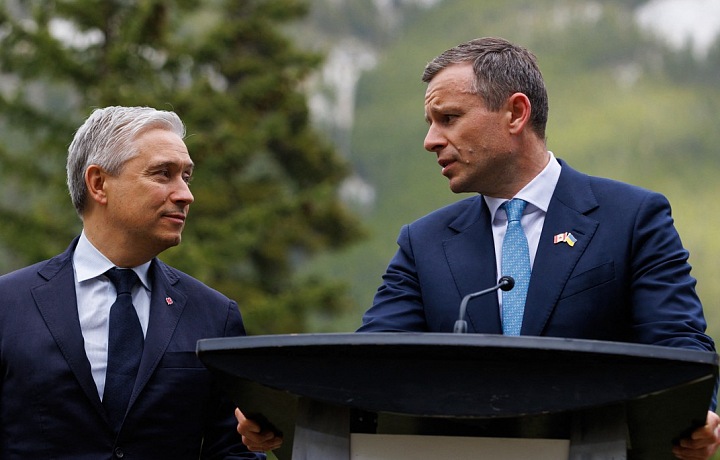 Canadian Minister of Finance François-Philippe Champagne and his Ukrainian counterpart Serhij Marchenko at the G7 finance ministers' meeting