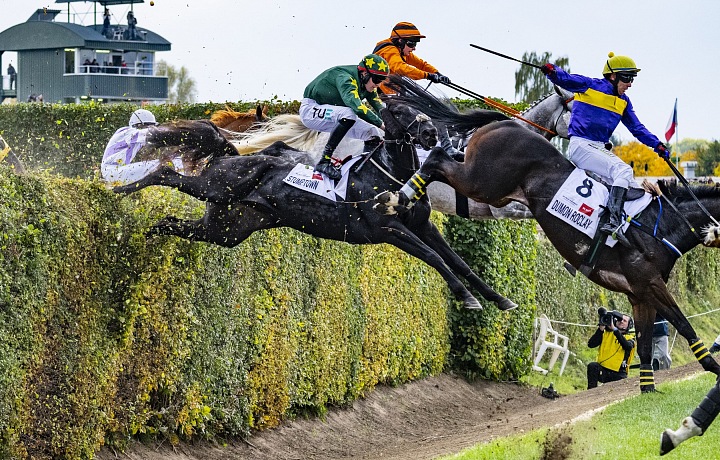 Stumptown (completely to the left) overcomes Taxis's trench