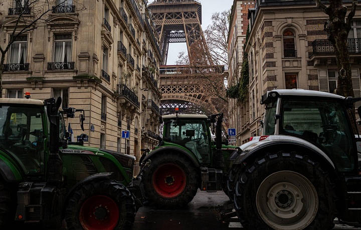 Tractors in Paris