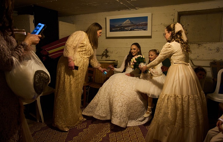 Nevěsta a její rodina sedí v protileteckém krytu poté, co varování před raketami odpálenými z Íránu směrem na střední Izrael přerušilo jejich svatební focení v nedalekém parku.