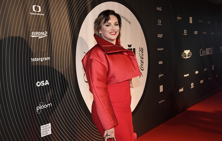 Ewa Farna vsadila na červenou