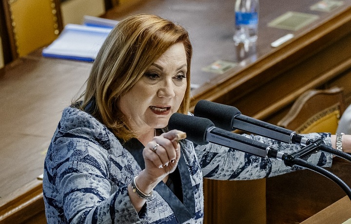 Ministryně financí zvýšení dluhu hájí