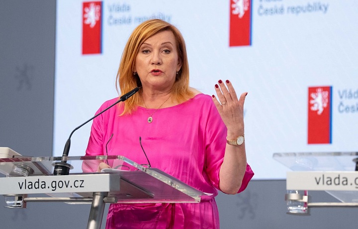 Alena Schillerová is not afraid of bold colors