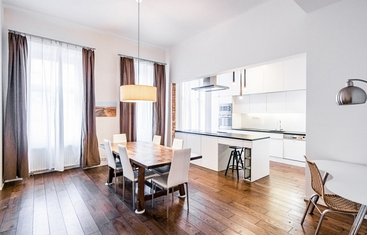 prostorná kuchyň s jídelnou