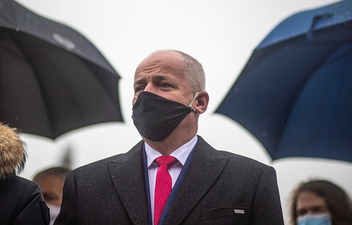 Roman Prymula v černé roušce a obleku