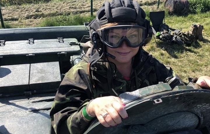 Ministryně financí Alena Schillerová vyzkoušela jízdu v tanku