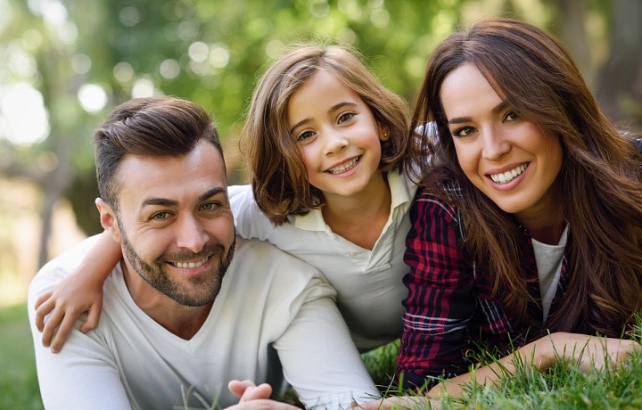 Usmívající se rodina v přírodě.