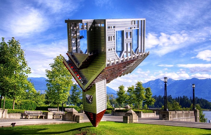 Stavba otočená vzhůru