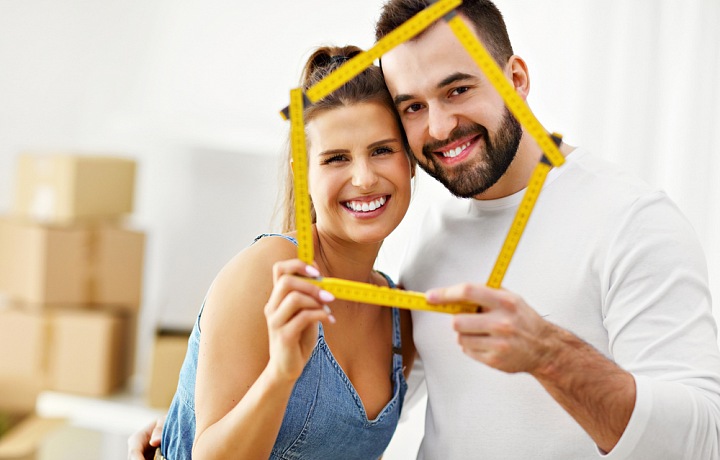 Šťastný stěhující se pár. 