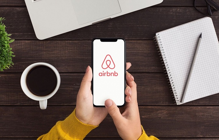 Telefonní aplikace Airbnb. 