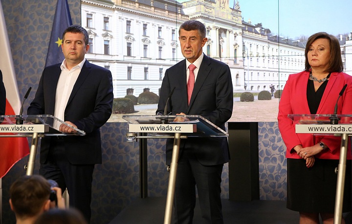 Vláda zavádí přísná opatření kvůli koronaviru.