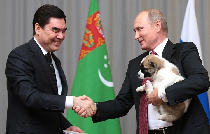 Vladimir Putin a turkmenský pastevecký pes