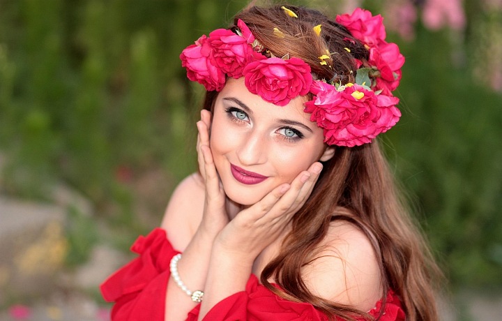 Woman with a little wreath