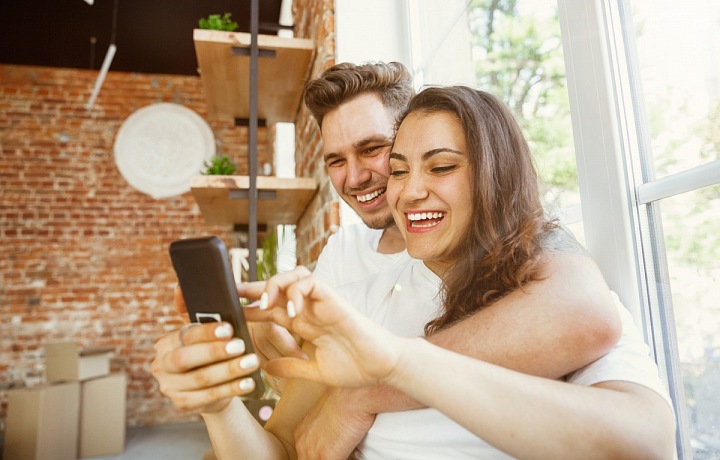 Mladý pár se právě nastěhoval do nového nájemního bytu