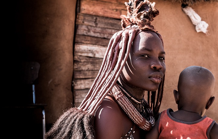 Mladá matka Himba