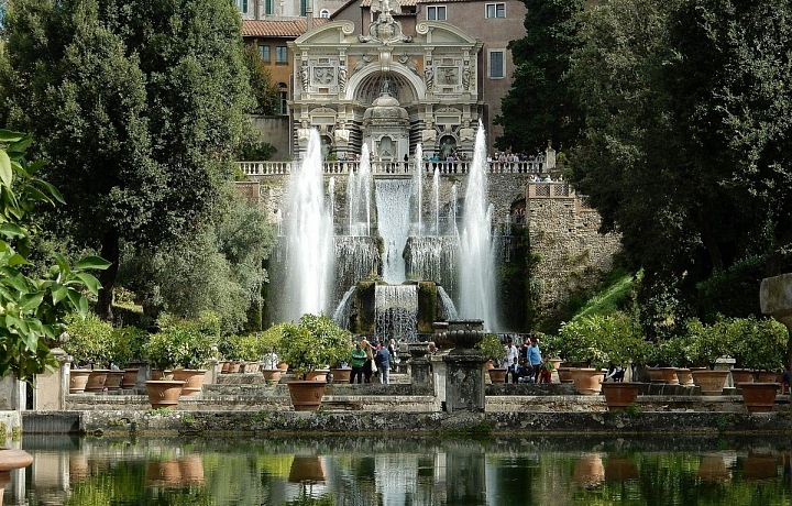 Villa d´Este, the garden v Tivoli, Neptune fountain