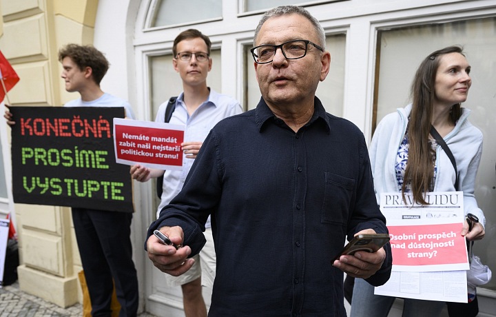 Lubomir Zaoralek at a demonstration against the SocDem's entry into the Enough project.