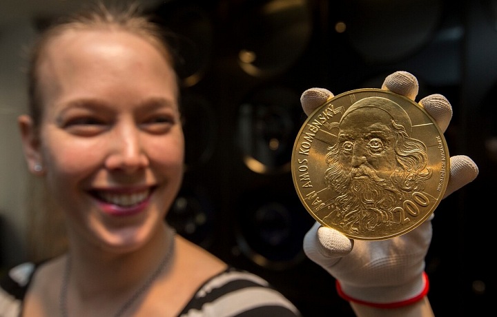 Ilustrační foto: Žena drží minci