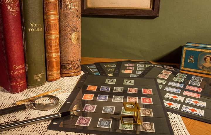 Známky, lupa a knihy. 