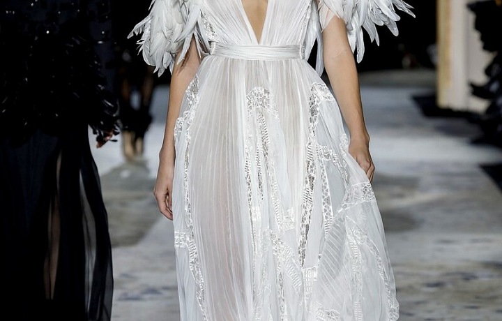 Luxurious dress with feathers..