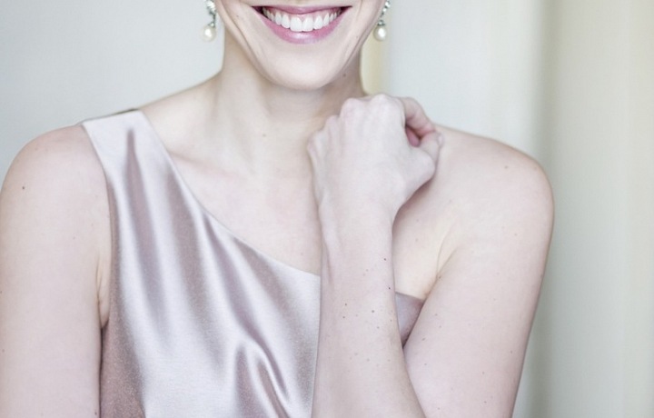 Zuzana Fryaufová jako ředitelka Plesu v Opeře.